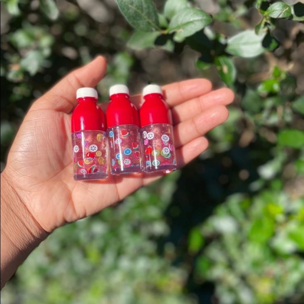 Naturel lips gloss made with hands